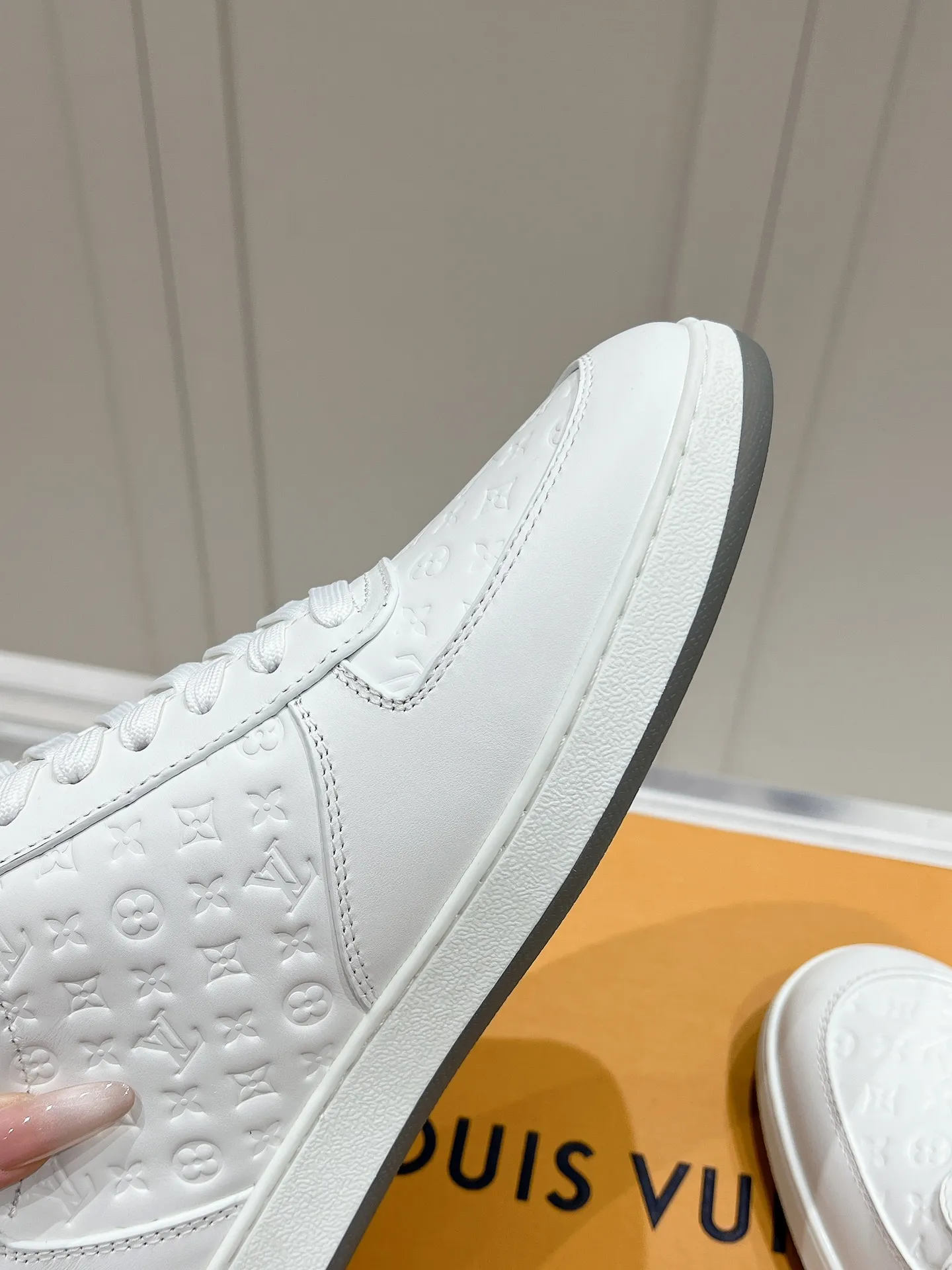 👟👟Ex-factory price 680👟👟 LV new style casual white shoes for men, simple and fashionable, light and comfortable, size: 39-44 (order 45)